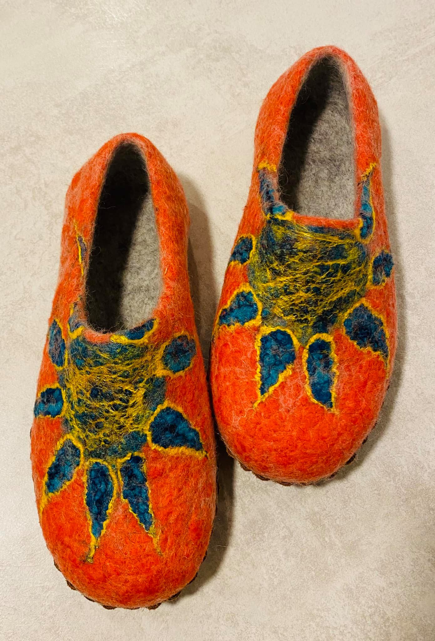 Rankų darbo veltinės šlepetės su auliuku (Oranžinės žalias raštas)