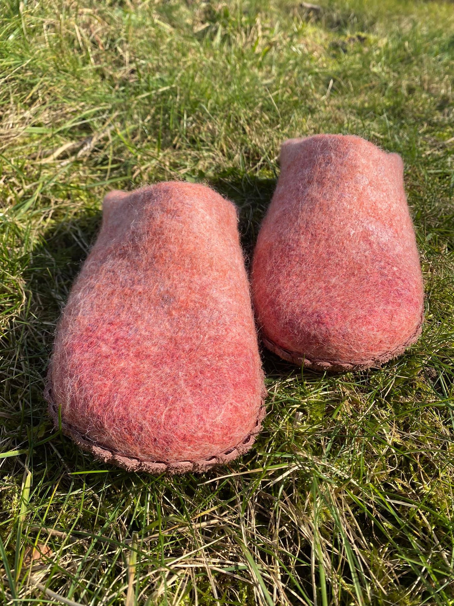 Rankų darbo veltinės šlepetės (Terakota)