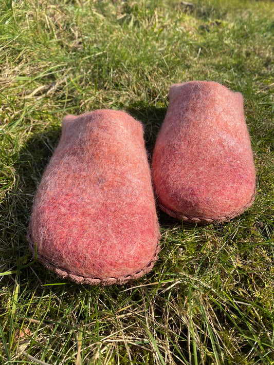 Rankų darbo veltinės šlepetės (Terakota)
