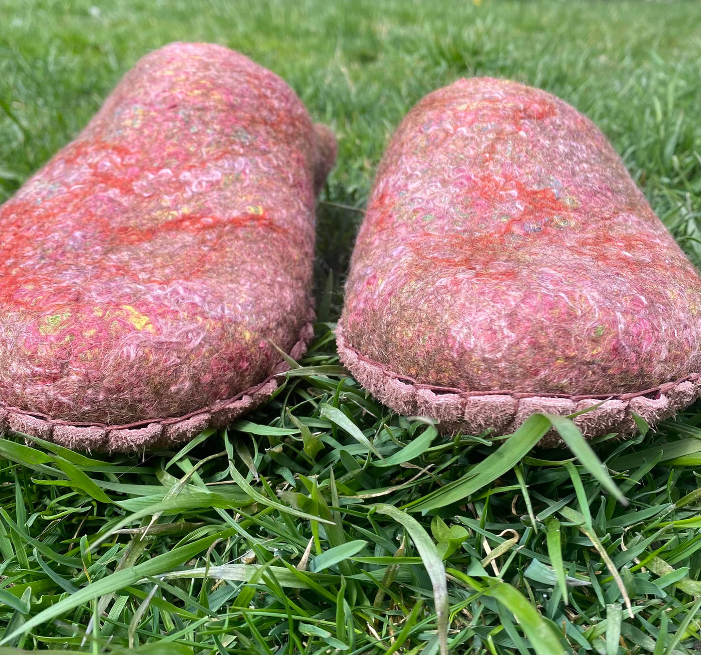 Rankų darbo veltinės šlepetės (Pink margos)
