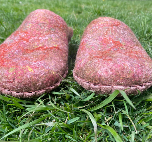 Rankų darbo veltinės šlepetės (Pink margos)