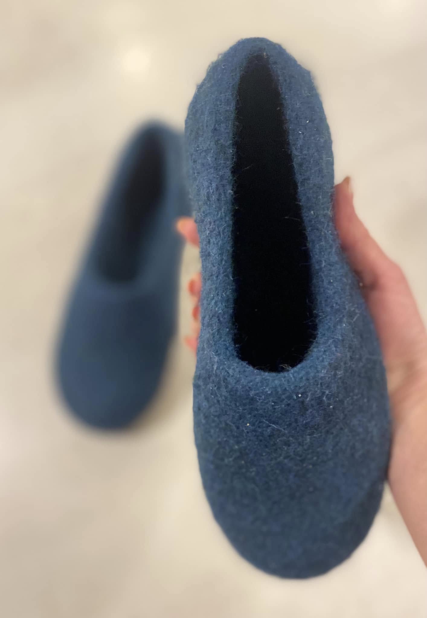 Rankų darbo veltinės šlepetės su auliuku (Navy)